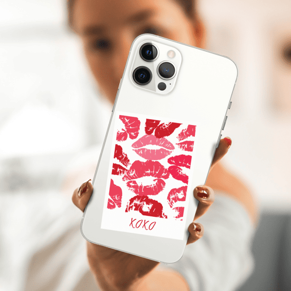 etui do iphone 12 pro, przeźroczyste, polaroid z pocałunkami i napisem "xoxo"