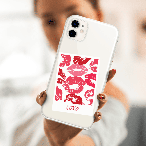 etui do iphone 12, przeźroczyste, polaroid z pocałunkami i napisem "xoxo"