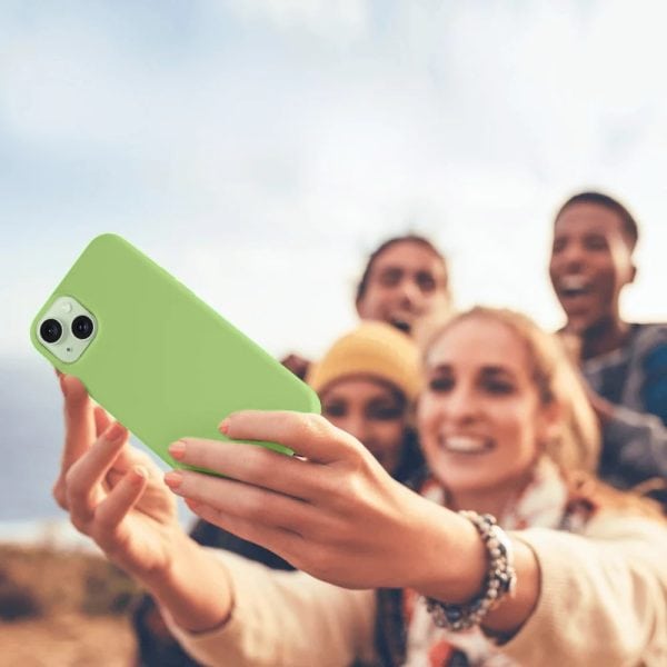 etui do iphone 15 silikonowe z mikrofibrą soft touch, zielone