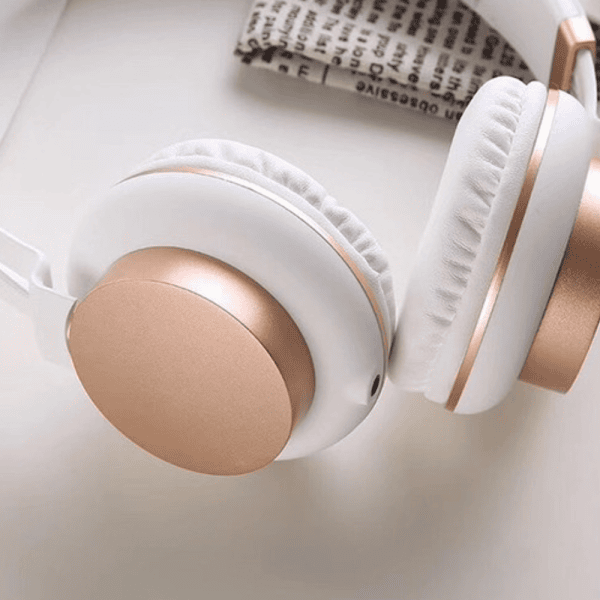 nauszne słuchawki z dodatkiem złota, różowe