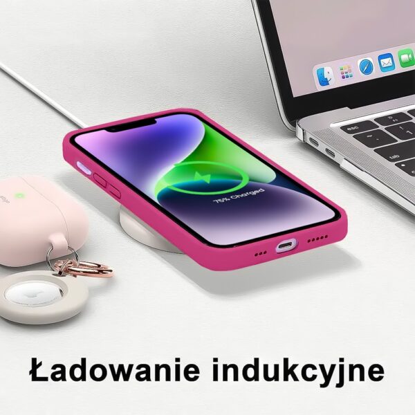 Smartfon ładujący się bezprzewodowo na biurku.