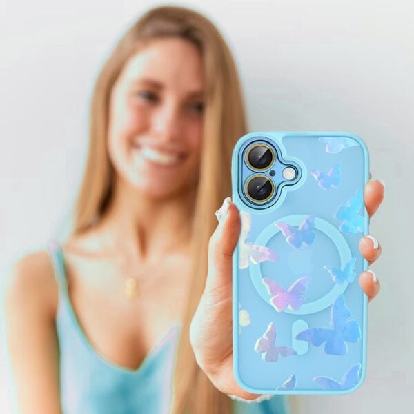 Kobieta z etui na telefon z motylami.