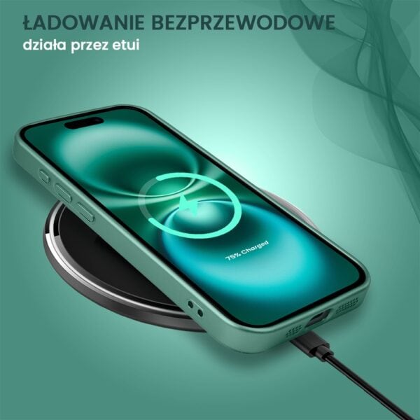 Telefon ładujący się bezprzewodowo na stacji ładowania.