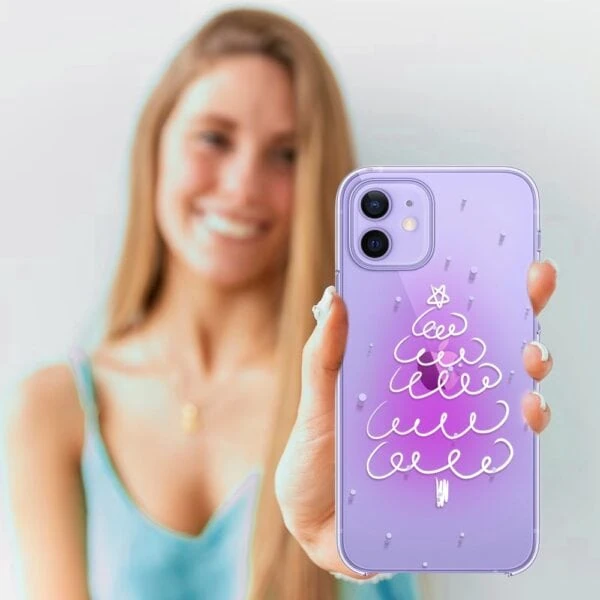 Kobieta z selfie i fioletowym smartfonem.