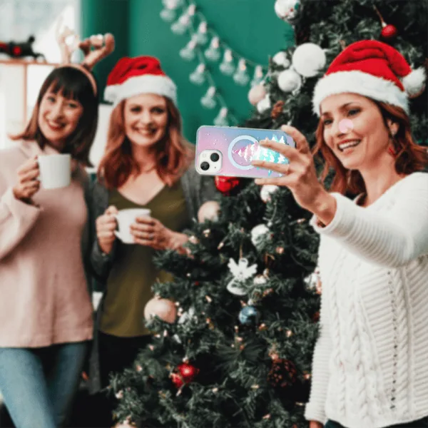 Święta, przyjaciele, selfie przy choince.