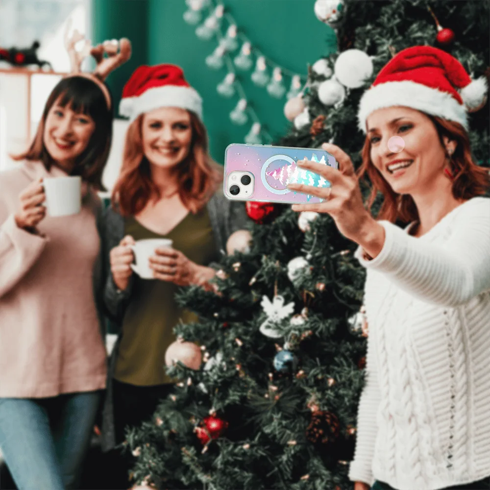 Święta, przyjaciele, selfie przy choince.
