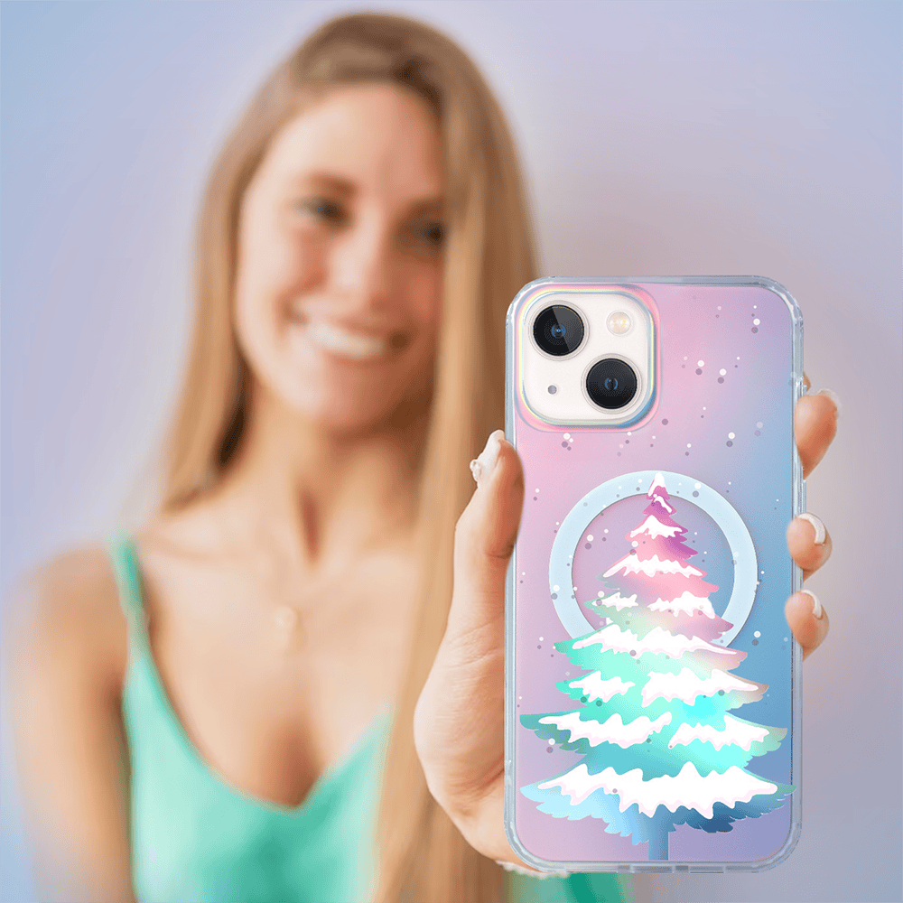 Kobieta trzyma etui na telefon z choinką.