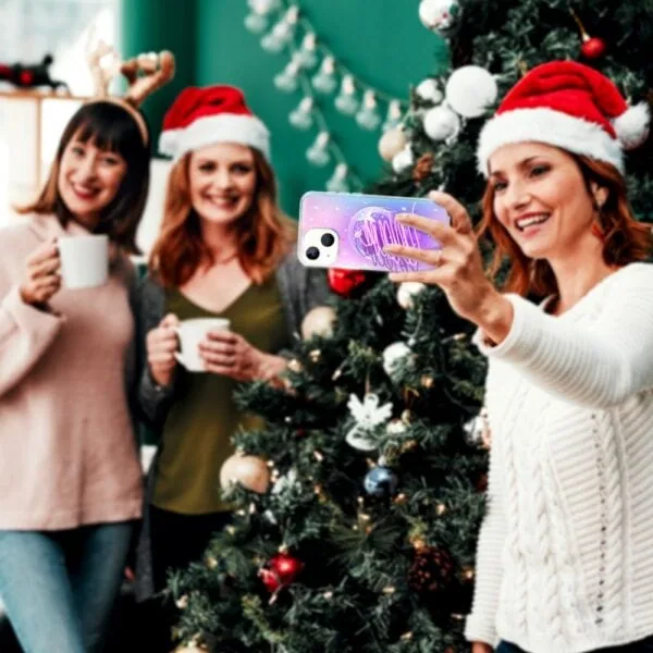 Przyjaciele robią selfie przy choince na Boże Narodzenie.