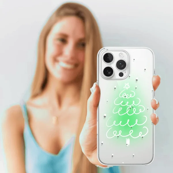 Kobieta prezentuje smartfon z ozdobnym etui.