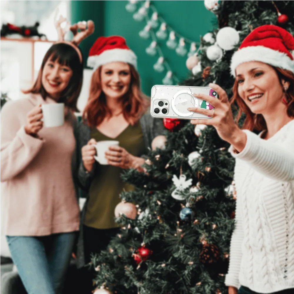 Kobiety robią selfie przy choince, świąteczne czapki.
