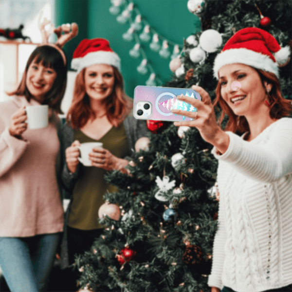 Przyjaciele robią selfie przy choince świątecznej.