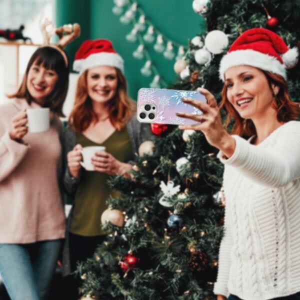 Przyjaciele robią selfie przy choince świątecznej.