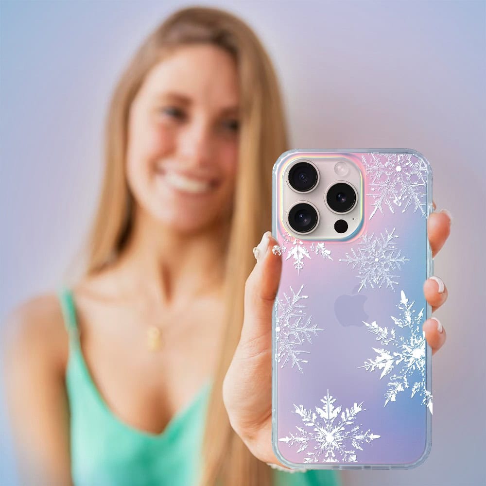 Kobieta pokazuje etui na iPhone'a z płatkami śniegu.