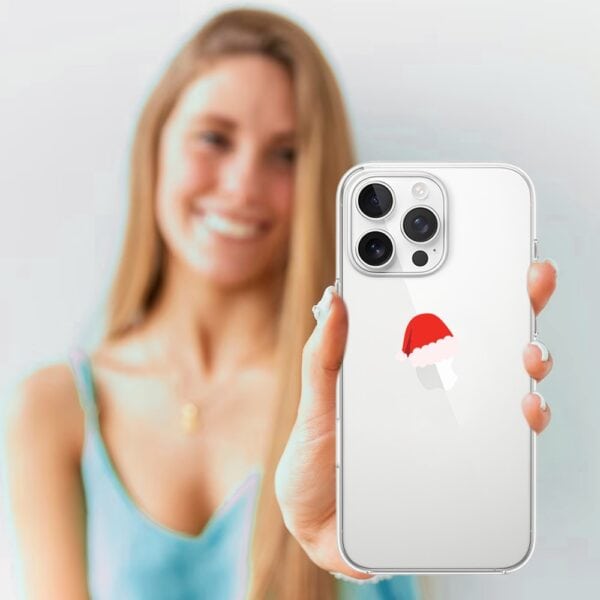 Kobieta uśmiecha się, trzymając telefon z naklejką Mikołaja.