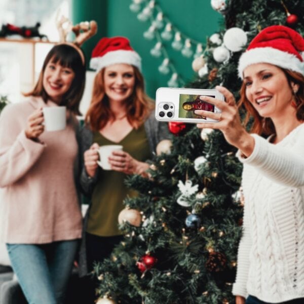 Etui do iPhone 15 Pro Max, świąteczna Mona Lisa z szampanem, przeźroczyste (3) Kobiety robią selfie przy choince, świąteczny nastrój.
