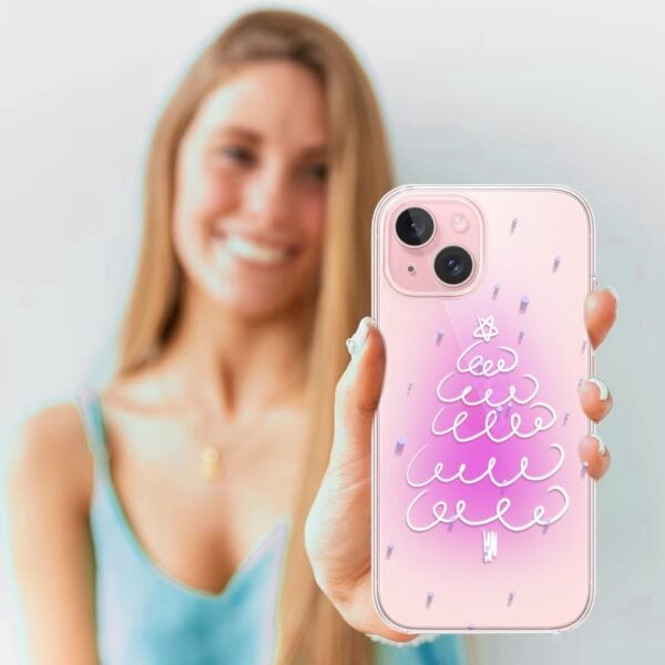 Kobieta uśmiecha się trzymając różowy smartfon.