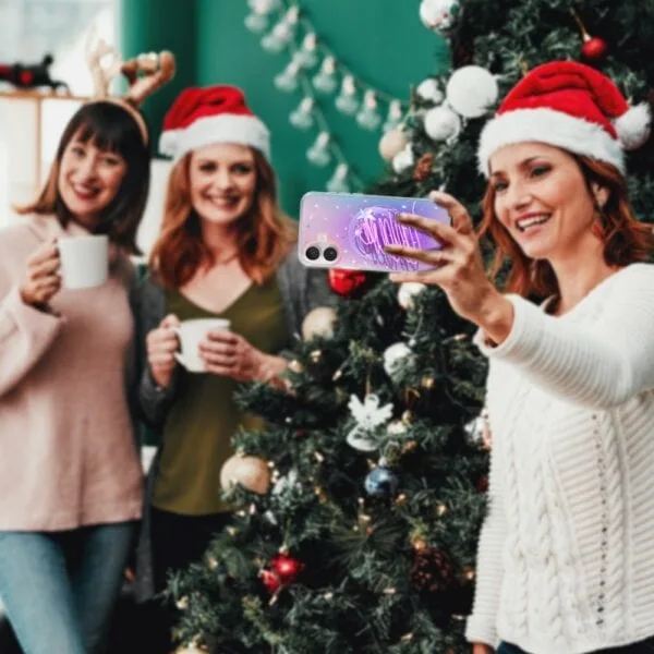 Etui do iPhone 16 MagSafe Christmas, neonowa choinka, zmieniające kolor (1) Przyjaciele robią selfie przy świątecznej choince.