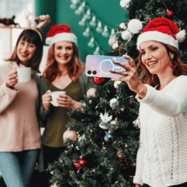 Etui do iPhone 16 MagSafe Christmas, płatki śniegu, zmieniające kolor (1) Przyjaciele robią selfie przy choince świątecznej.