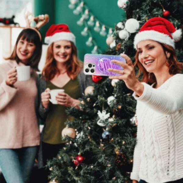 Etui do iPhone 16 Pro Max MagSafe Christmas, neonowa choinka, zmieniające kolor (1) Kobiety robią selfie przy świątecznej choince.