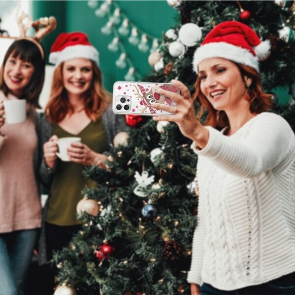 Etui do iPhone 16 Pro Merry Christmas świąteczny nadruk, renifer (1) Przyjaciele robią selfie przy choince świątecznej.