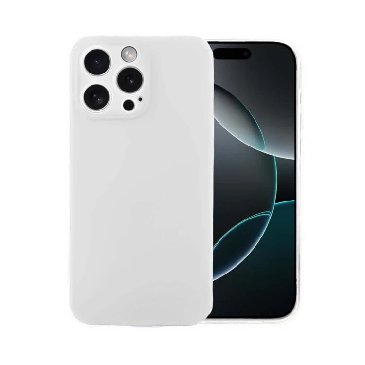 Smartfon z potrójnym aparatem i etui.