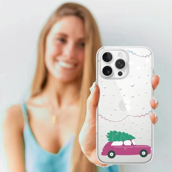 Uśmiechnięta kobieta z etui na telefon z samochodem.