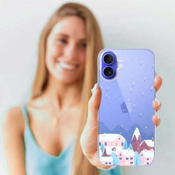 Etui do iPhone 16, zimowa osada, przeźroczyste (6) Uśmiechnięta kobieta z etui na telefon.