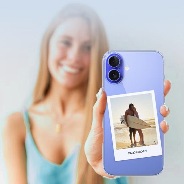 Uśmiechnięta kobieta trzymająca smartfon z fotografią.