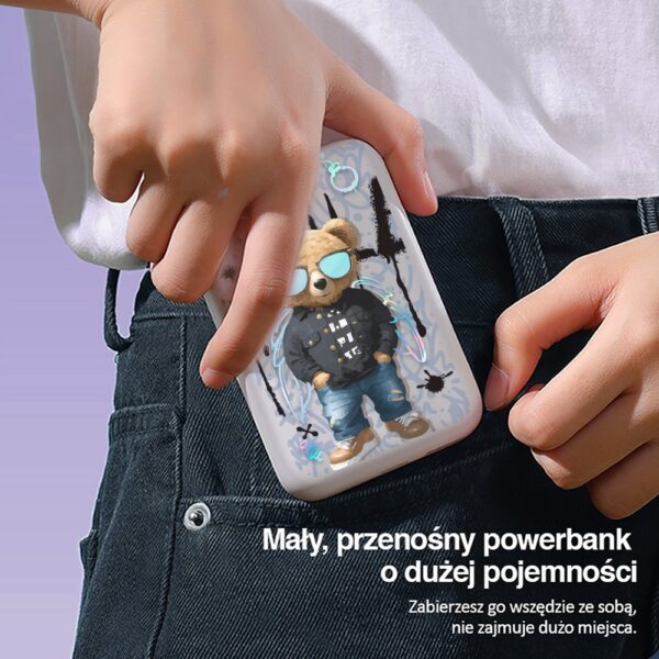 Kompaktowy powerbank z zabawnym wzorem w kieszeni dżinsów.