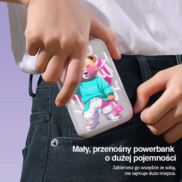 Osoba trzymająca przenośny powerbank.