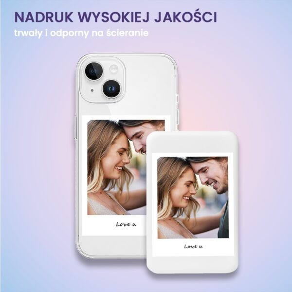 Telefon z personalizowanym etui ze zdjęciem pary.