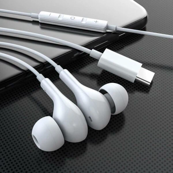 Białe słuchawki i kabel USB-C do smartfona.