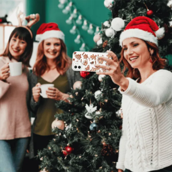 Przyjaciele robią selfie przy choince.