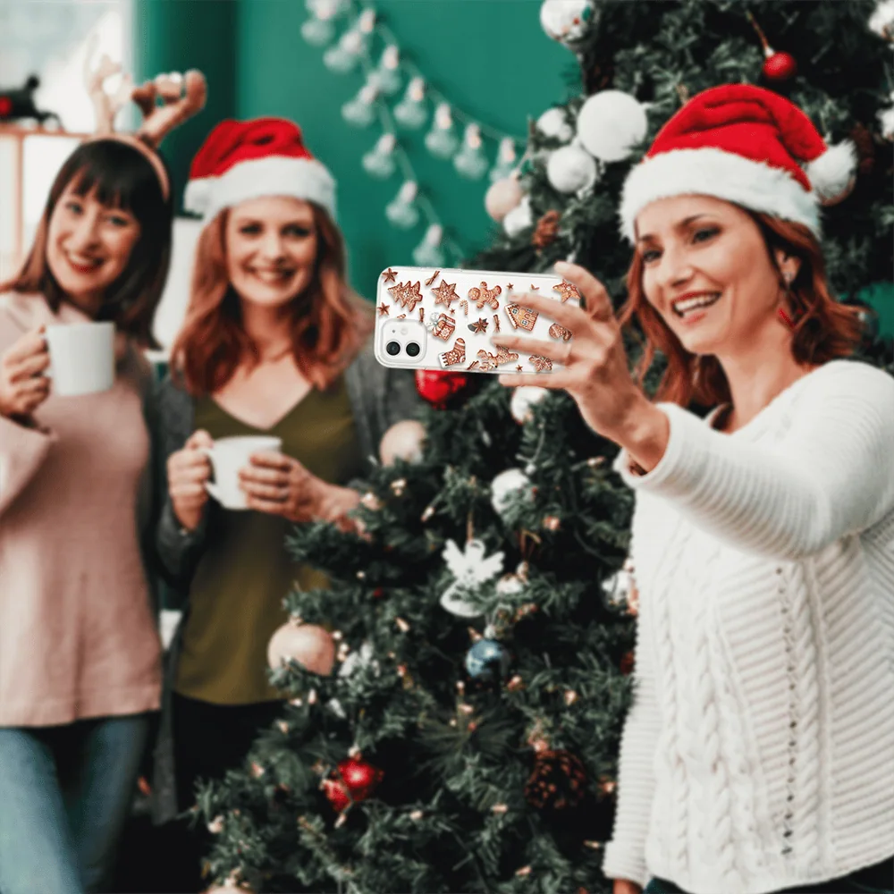 Przyjaciele robią selfie przy choince.