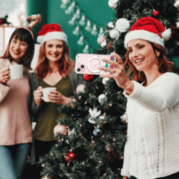 Przyjaciele robią selfie przy choince świątecznej.