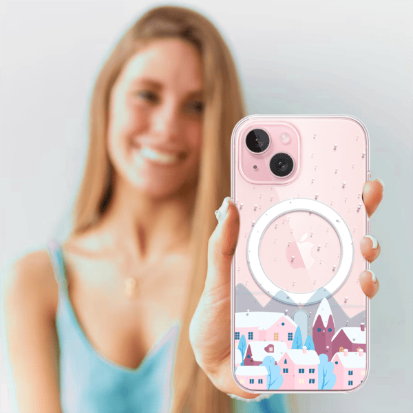 Uśmiechnięta kobieta z różowym etui na telefon.