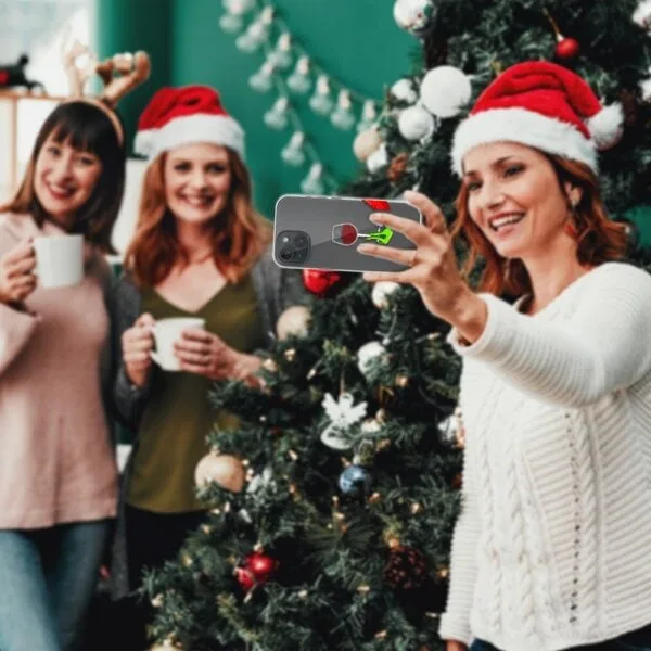 Etui do iPhone 13, zielony psotnik z lampką wina, przeźroczyste (3) Przyjaciele robią selfie przy choince bożonarodzeniowej.