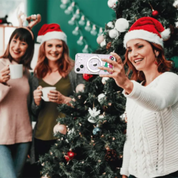 Przyjaciele robią selfie przy choince, świąteczne czapki.