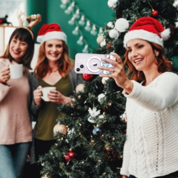 Przyjaciele robią selfie przy choince świątecznej.