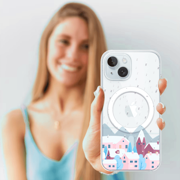 Kobieta z uśmiechem trzyma iPhone'a z etui.