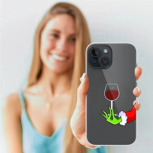 Kobieta prezentuje etui na telefon z winem.