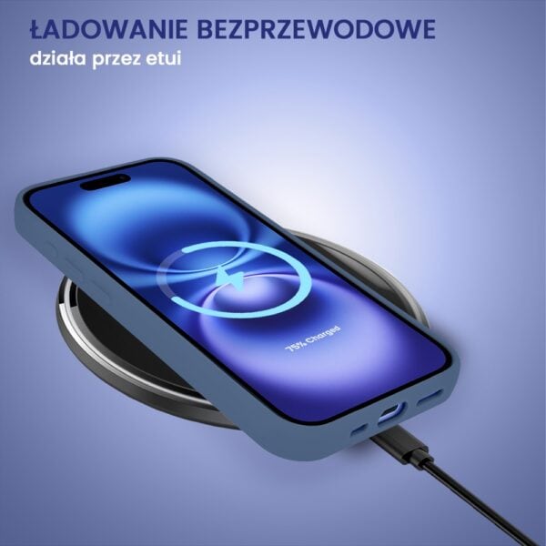 Smartfon ładujący się na bezprzewodowej ładowarce.