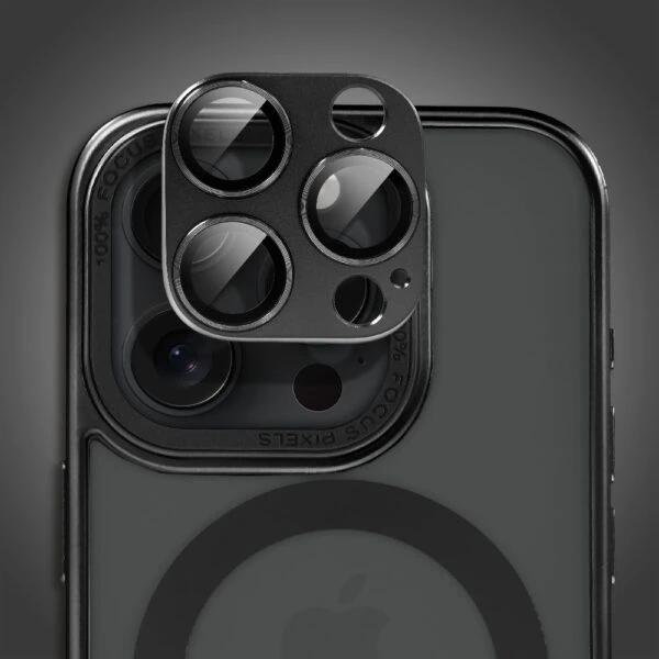 Czarny smartfon z potrójnym aparatem fotograficznym.