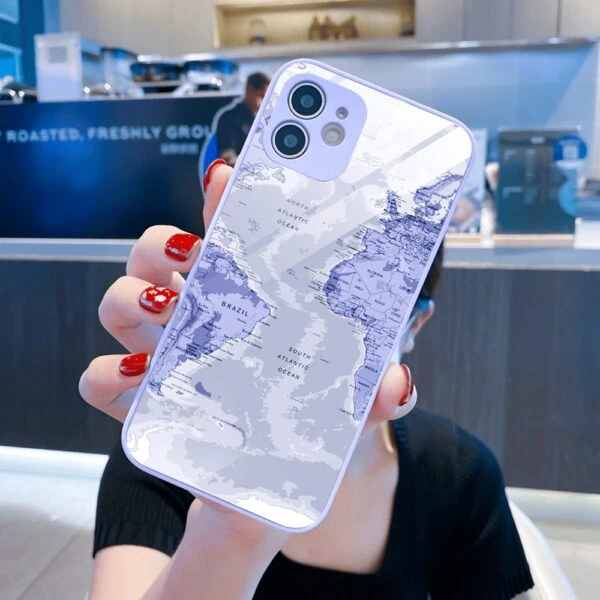 Etui do iPhone 12, szklany tył, osłona kamery, mapa świata, fioletowe (4)
