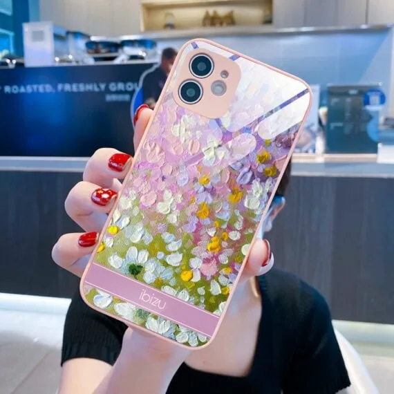 Etui do iPhone 12, Ibizu, szklany tył, osłona kamery, malowana łąka, łososiowe (2)