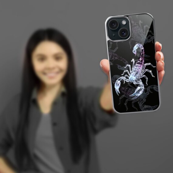 Etui do iPhone 15, Elite Glass, szklany tył, Nocturne, Kryształowy skorpion, srebrne (2)